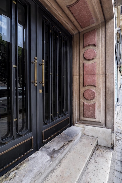 Portal de entrada para um edifício com portas de metal preto