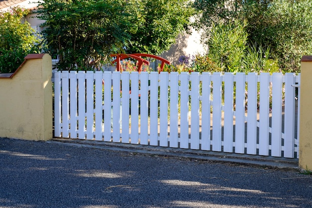Portal de portão branco de plástico pvc da casa do subúrbio