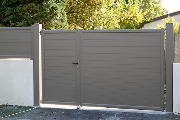 Foto portal de portão marrom cinza alumínio da porta da casa do subúrbio
