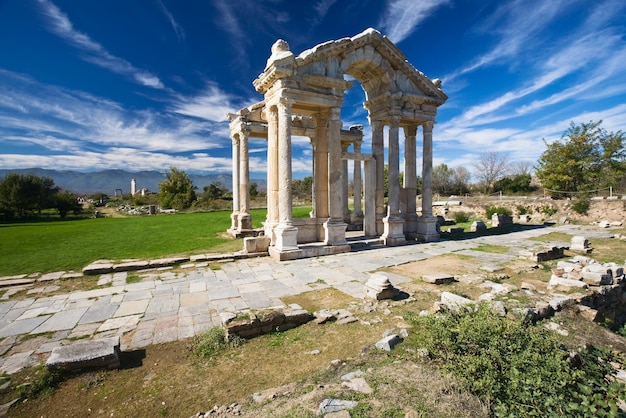 Portal de tetrapilon romano para o templo de Afrodite, Afrodisias, Geyre, Turquia, filtro polarizador aplicado