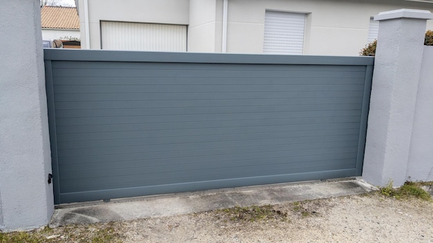 Portal deslizante de puerta moderna de acero y aluminio de la puerta de la casa suburbana