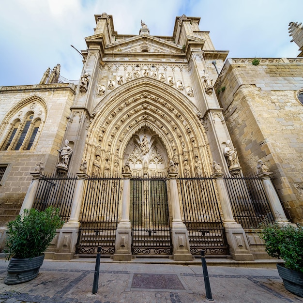 Portal de entrada de la catedral gótica de Toledo en España.