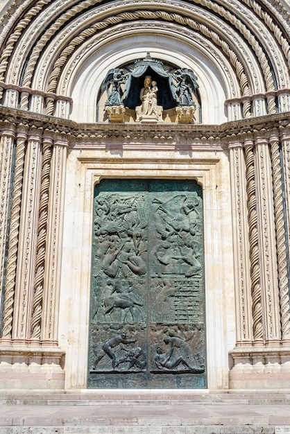 Portão da catedral gótica de orvieto itália