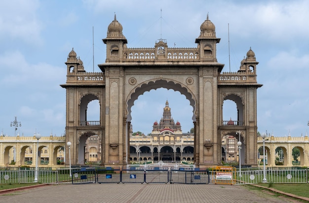 Foto portão da frente do palácio de mysore em mysore, karnataka, índia