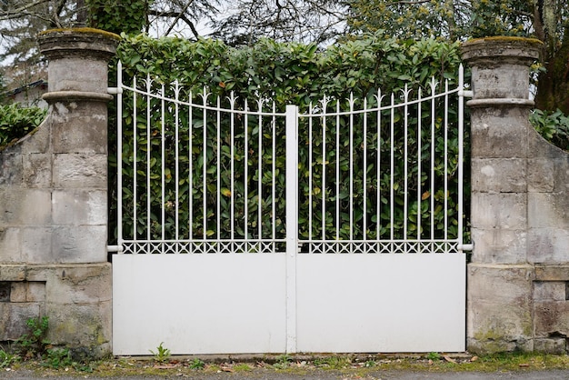 Foto portão de alumínio de metal de design retro de aço branco velho da casa vintage