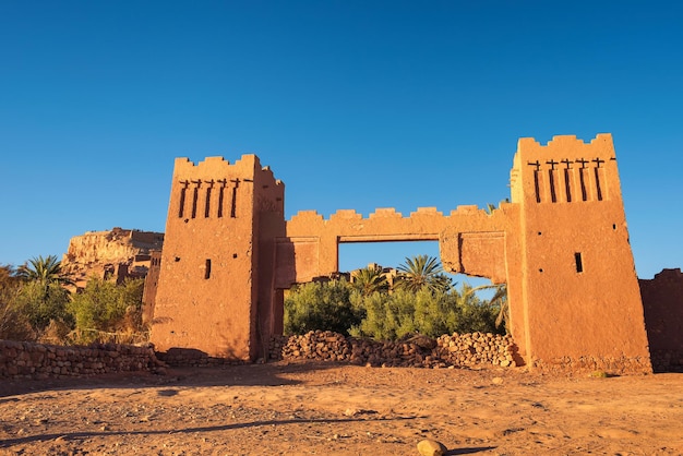 Portão de entrada de Ait Benhaddou em Marrocos ao pôr do sol