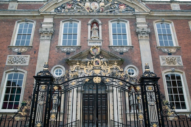 Portão de entrada de Worcester Guildhall na Inglaterra, Reino Unido