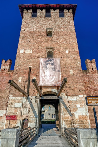 Portão de entrada para o antigo castelo em Verona Itália