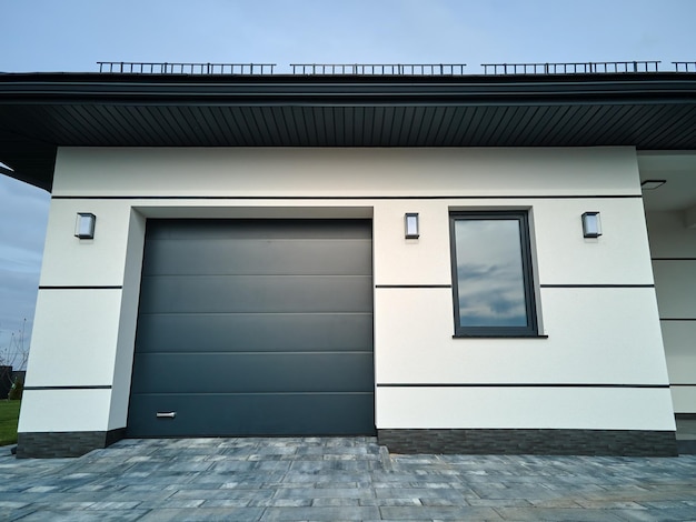 Portão de garagem comercial elétrico automático ou porta pushup no piso térreo do edifício privado moderno