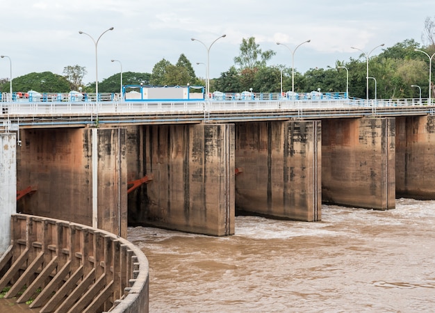 Portão de inundação da pequena barragem de concreto.