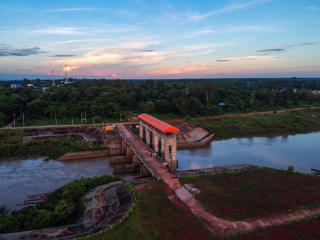 Foto portão de inundação no distrito de si songkhram na província de nakhon phanom na tailândia