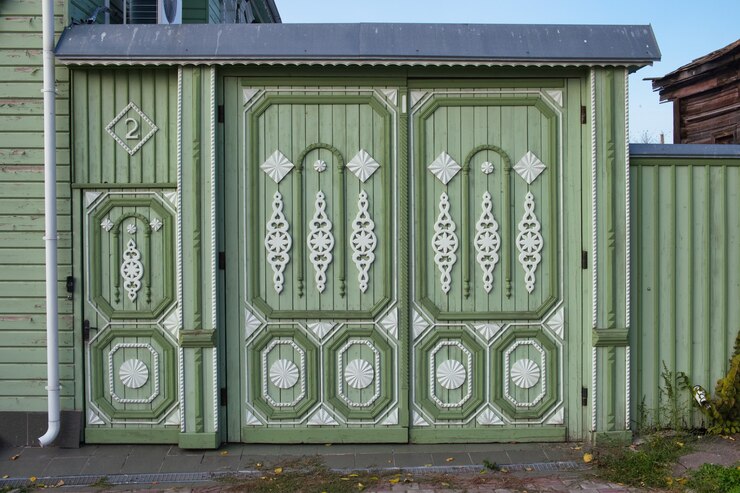 Foto portão de madeira e postigo em estilo tradicional russo arquitetura de madeira padrão de escultura feito à mão
