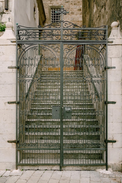 Foto portão de metal na entrada da igreja com cruz no topo