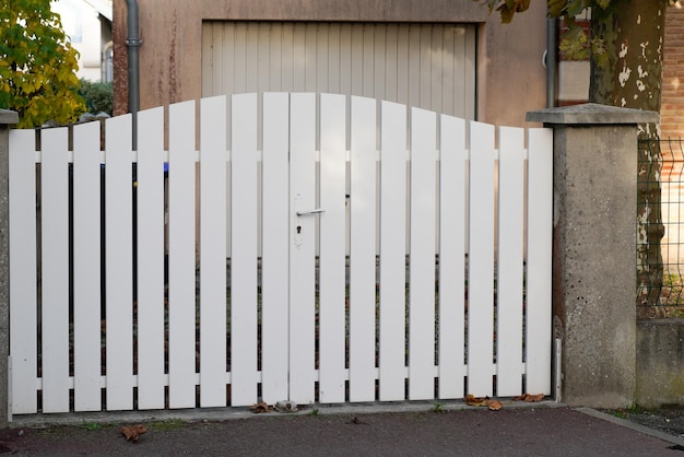 Portão de PVC de uma casa, ripas de porta de casa branca