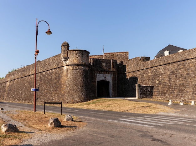 Portão de SaintAntoine Muralhas medievais fortificadas da cidade francesa Navarrenx