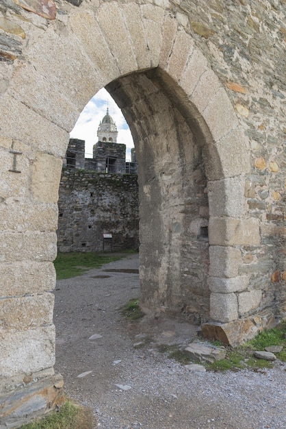 Portão de uma antiga fortaleza de pedra, Ponferrada, província de Leon, Espanha