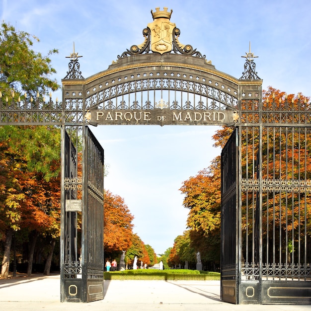 Portão do parque buen retiro, madrid, espanha.