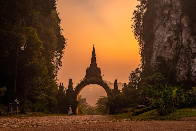 Portão do templo no Parque Khao Na Nai Luang Dharma em Surat Thani Tailândia