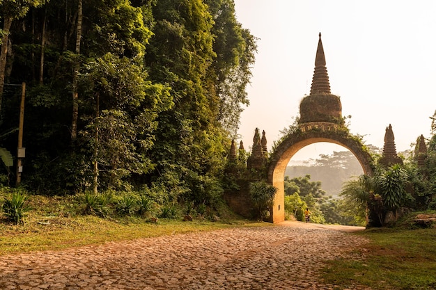 Portão do templo no Parque Khao Na Nai Luang Dharma em Surat Thani Tailândia