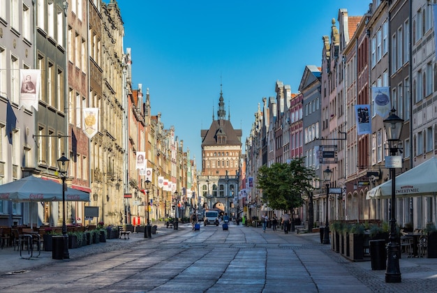 Portão Dourado e Torre da Prisão na Rua Dluga, no centro da cidade velha de Gdansk, Polônia 07082018