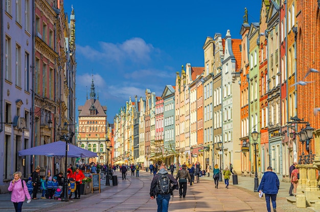 Portão Dourado Zlota Brama Prisão Torre típica casas coloridas edifícios e pessoas turistas caminhando pela Rua Dluga em Wroclaw