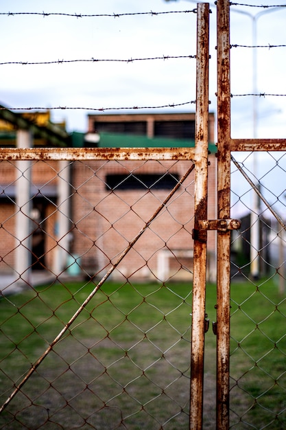 Portão enferrujado em prédio abandonado