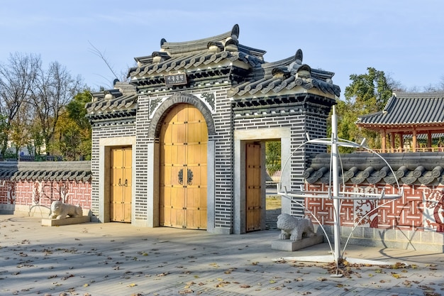 Portão na entrada de estilo tradicional coreano para o parque coreano