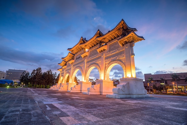 Portão principal do Memorial Nacional de Chiang Kai-shek ao pôr do sol na cidade de Taipei, Taiwan (o significado do texto chinês na arcada é "Praça da Liberdade")