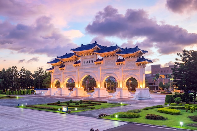 Portão principal do Memorial Nacional de Chiang Kai-shek ao pôr do sol na cidade de Taipei, Taiwan (o significado do texto chinês na arcada é "Praça da Liberdade")