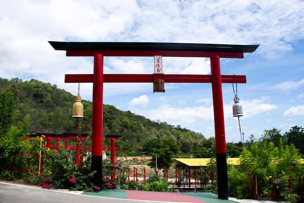 Portão torii vermelho do templo Wat Khao Sung Chaem Fa na montanha Khao Sam Sip Hap para tailandeses e viajantes estrangeiros visitam e respeitam rezando em Tha Maka em 23 de maio de 2021 Kanchanaburi Tailândia