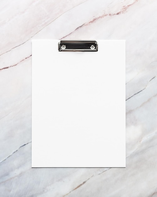 Foto portapapeles blanco vacío en la plantilla de fondo de mesa de mármol para espacio de copia de maqueta de texto