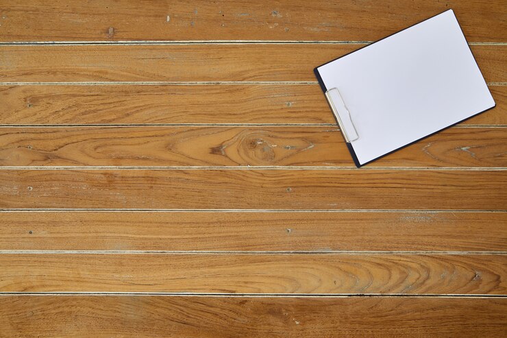 Foto portapapeles con hoja blanca sobre fondo de madera