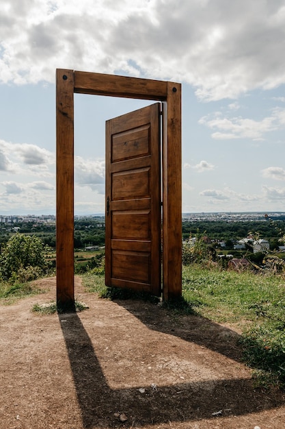 Portas com uma moldura de porta estão nas montanhas ucranianas de Vovchynets do campo