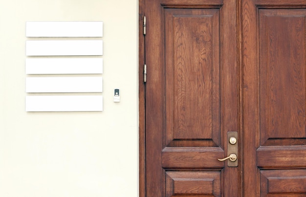 Portas de escritório de madeira com placas de empresa em branco na parede