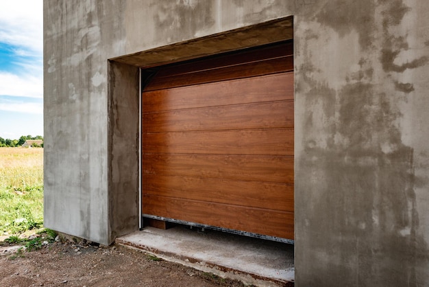Foto portas de garagem de metal seccionais automáticas castanhas.