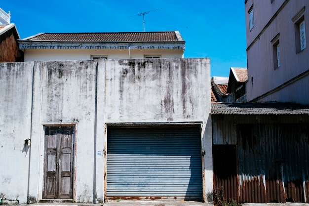 Portas de garagem de metal velho azul no antigo edifício