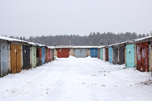 Portas de garagem seguidas na neve