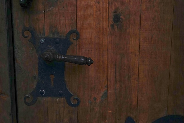 Foto portas de madeira antigas do castelo palanok ucrânia mukachevo closeup