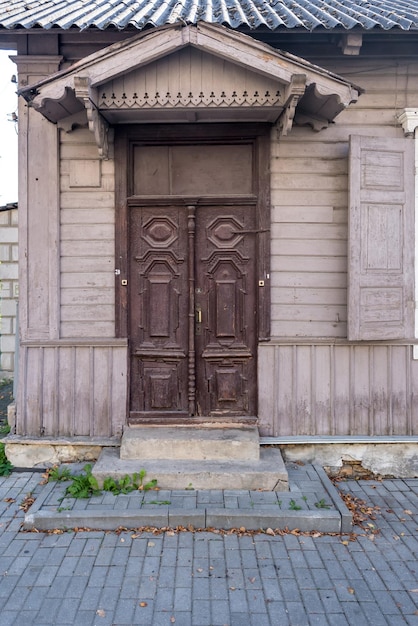 portas de madeira para um antigo edifício de tijolos