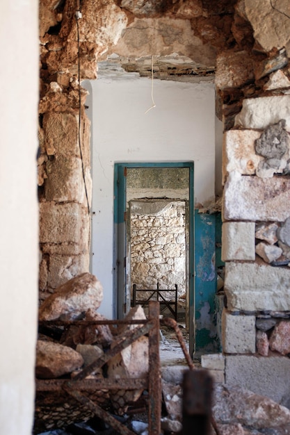 Foto portas e camas enferrujadas em uma mina de enxofre abandonada na ilha de milos