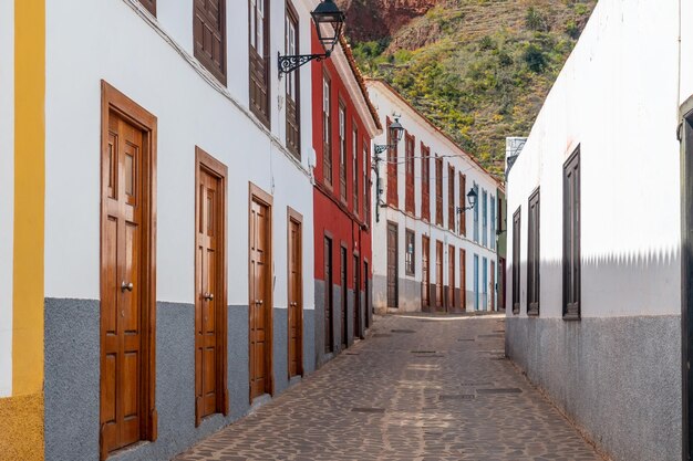 Portas e janelas coloridas para as ruas da vila de Agulo, no norte de La Gomera, no verão, nas Ilhas Canárias