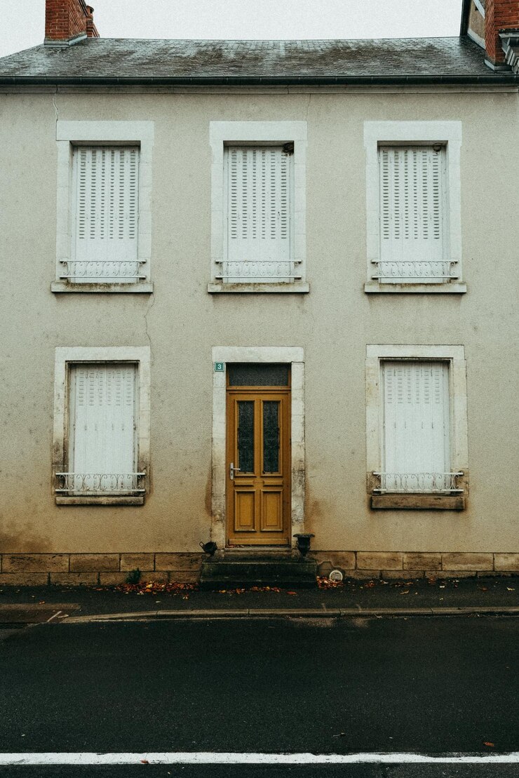 Foto portas e janelas em edifícios foto de estoque