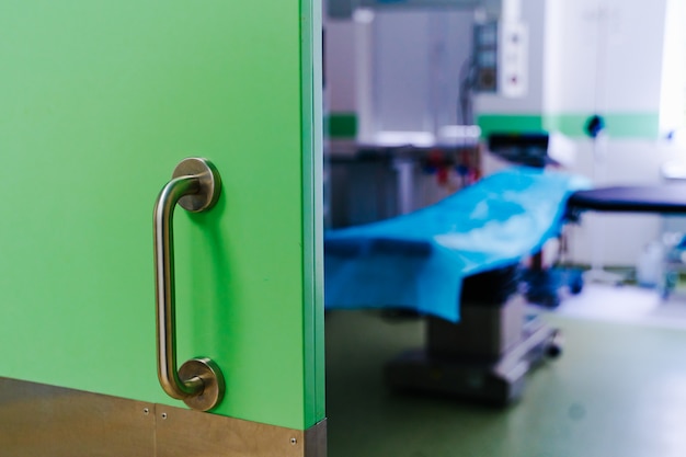 Foto portas fechadas na sala de operações. clínica cirúrgica moderna