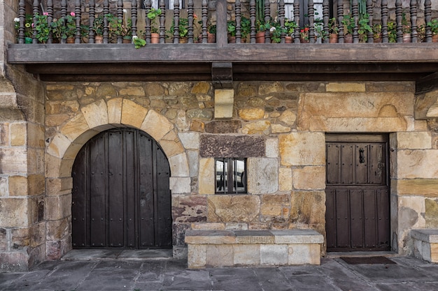 Portas velhas em Lierganes. Arquitetura tradicional da Cantábria. Cantábria. Espanha.