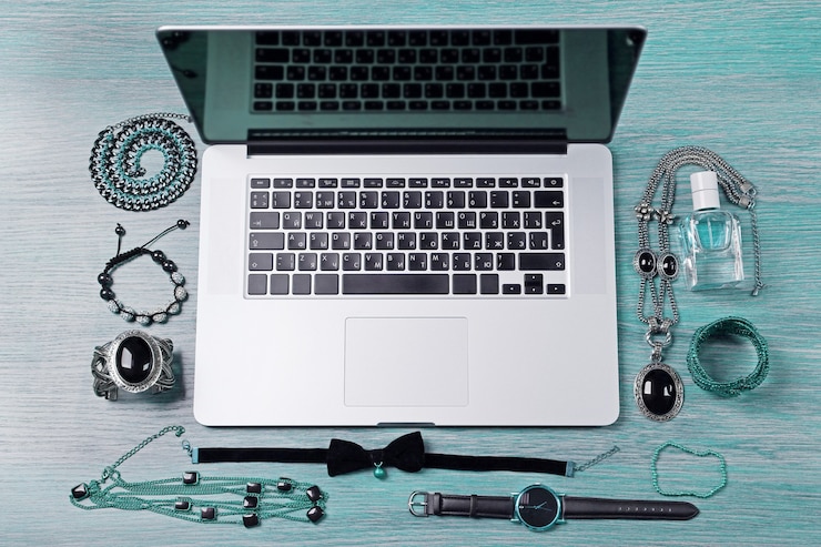 Foto portátil y accesorios femeninos en la mesa de madera, vista superior