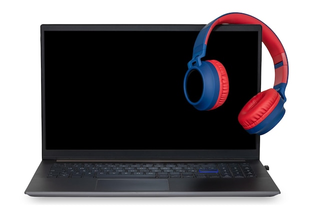 Portátil con auriculares inalámbricos sobre fondo blanco.