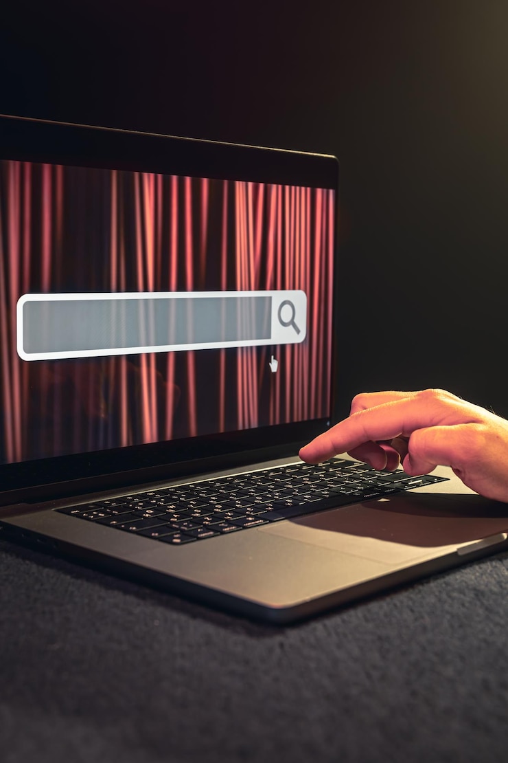 Foto portátil con barra de búsqueda del navegador de internet en la pantalla