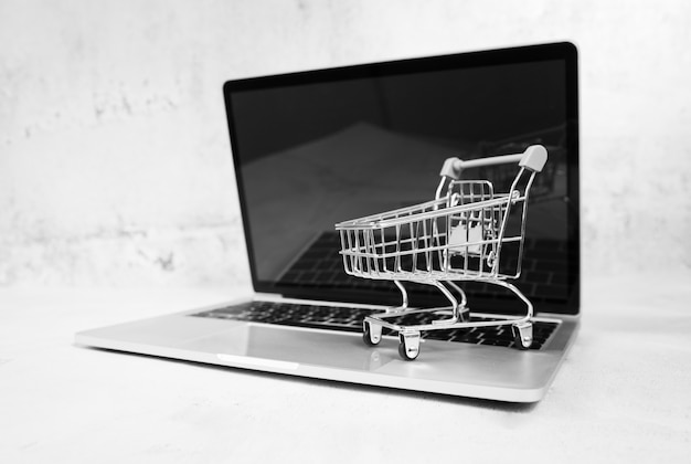 Portátil con carrito de compras en la parte superior