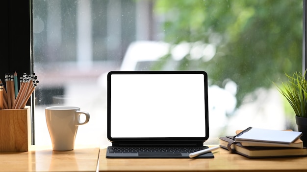 Portátil en el espacio de trabajo con una taza de café