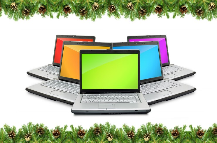 Foto portátil y fondo de navidad aislado sobre fondo blanco.